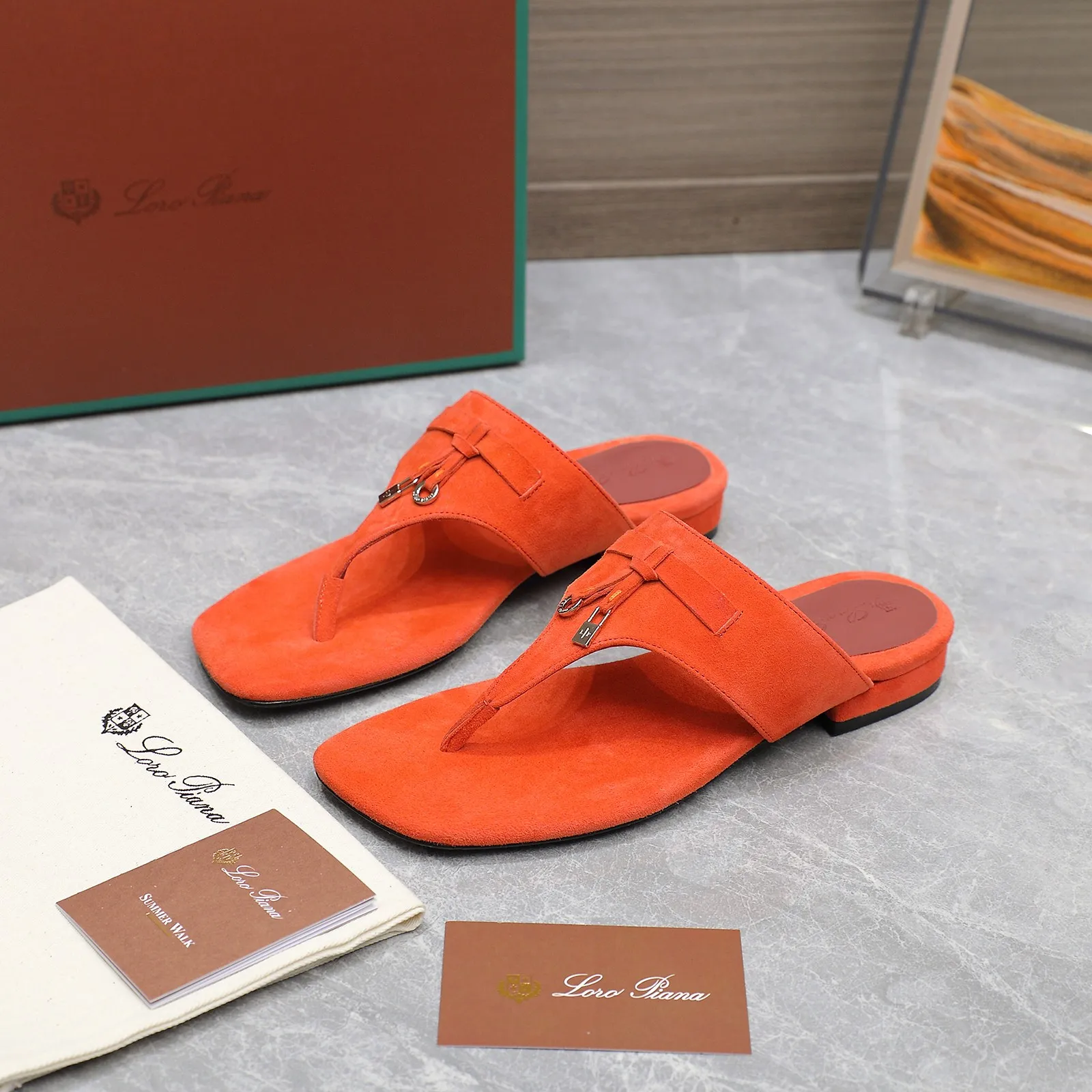 👟👟Ex-factory price 560👟👟 Purchasing-grade [Loro Piana] LP Mindil series T-strap thong sandals ✔️Top quality ✔️Soft sheep leather forms a tailor-made band that meets at the top of the upper and is fixed by a strong elastic ankle design. One is adorned with a discreet horn padlock, the other a gold circle badge. With its simple construction and sophisticated feel, these sandals are ideal for summer. ✔️Material: imported sheepskin fabric, sheepskin lining and feet ✔️Imported genuine leather outsole ✔️Code number: 35-42 (35/41/42 custom-made, non-refundable)